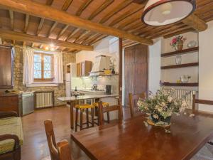 Una cocina y una sala de estar con mesa y sillas. en Apartment Cellole - Cellole 1 - CTC150 by Interhome, en Castellina in Chianti