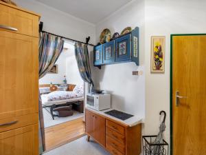 Pokój z kuchnią i pokojem z kuchenką mikrofalową w obiekcie Apartment Dachstein-3 by Interhome w mieście Flachau