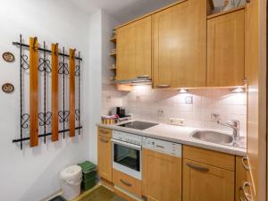 kuchnia z drewnianymi szafkami i zlewem w obiekcie Apartment Dachstein-3 by Interhome w mieście Flachau +20 zdjęć