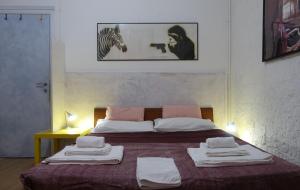 A bed or beds in a room at aKasa di Flock