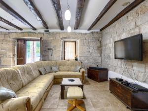 Μια τηλεόραση ή/και κέντρο ψυχαγωγίας στο Holiday Home Šterna by Interhome