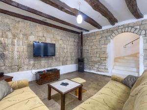 Μια τηλεόραση ή/και κέντρο ψυχαγωγίας στο Holiday Home Šterna by Interhome
