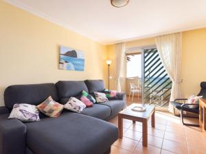 sala de estar con sofá y mesa en Apartment La Tejita by Interhome, en La Tejita