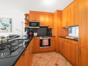 Kuchyň nebo kuchyňský kout v ubytování Apartment Apt C4-R - Résidence Bougainville by Interhome