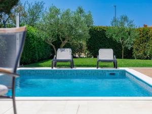 Bazén v ubytování Holiday Home Lana by Interhome nebo v jeho okolí