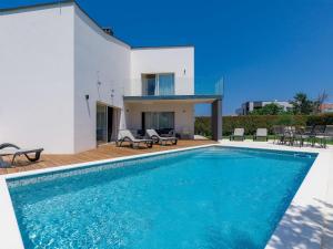 Bazén v ubytování Holiday Home Lana by Interhome nebo v jeho okolí