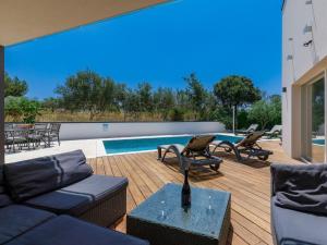 Bazén v ubytování Holiday Home Lana by Interhome nebo v jeho okolí