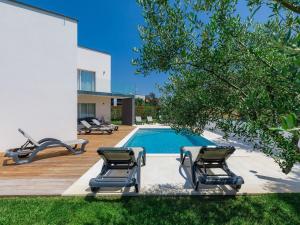 Bazén v ubytování Holiday Home Lana by Interhome nebo v jeho okolí