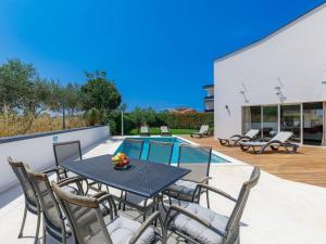 Bazén v ubytování Holiday Home Lana by Interhome nebo v jeho okolí