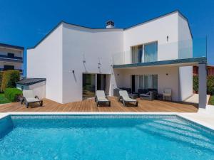 Bazén v ubytování Holiday Home Lana by Interhome nebo v jeho okolí + 35 fotografií