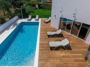 Bazén v ubytování Holiday Home Lana by Interhome nebo v jeho okolí