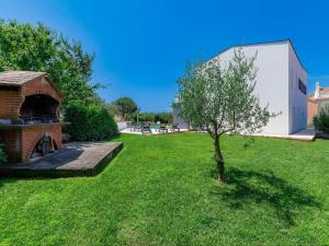 Zahrada ubytování Holiday Home Lana by Interhome