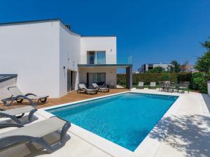 Bazén v ubytování Holiday Home Lana by Interhome nebo v jeho okolí