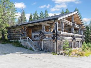 una cabaña de madera con una escalera delante de ella en Holiday Home Kitka-nokkela by Interhome en Ruka