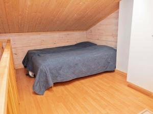 ルカにあるHoliday Home Ruka snow & sun 3 by Interhomeの木製の天井の客室のベッド1台分です。