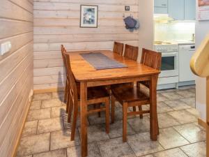 ルカにあるHoliday Home Ruka snow & sun 2 by Interhomeのキッチン(木製テーブル、椅子付)