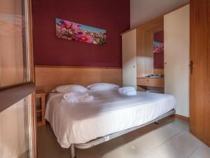 um quarto com uma grande cama branca e 2 almofadas em Holiday Home Miramare-3 by Interhome em Antignano