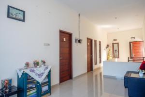 un salon avec une porte et une table dans l'établissement ReDdoorz At Mahameru Residence Yogyakarta, à Yogyakarta
