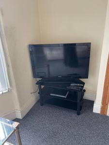 1 Bedroom Flat - Aylestone Road Leicester電視和／或娛樂中心