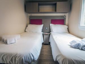 dos camas sentadas una al lado de la otra en una habitación en Holiday Home Miramare-1 by Interhome en Antignano