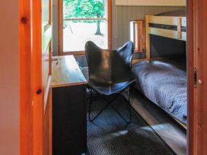 Holiday Home Kelokivakka d19 by Interhome في روكا: غرفة نوم مع مكتب وكرسي بجوار سرير