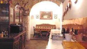 uma cozinha com uma mesa e uma sala de jantar em Via Liberale Sleeps 8 Isolabona Italy em Isolabona