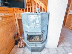 ルカにあるHoliday Home Kinostupa 1a2 - 2 by Interhomeの部屋の隅に暖炉
