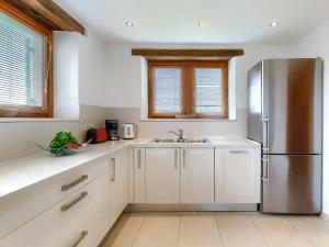 Kuchyňa alebo kuchynka v ubytovaní Villa Remington by Interhome + 37 fotografií