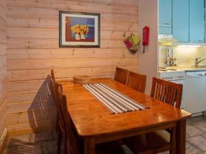 ルカにあるHoliday Home Ruka snow & sun 4 by Interhomeのキッチン(木製テーブル、椅子付)