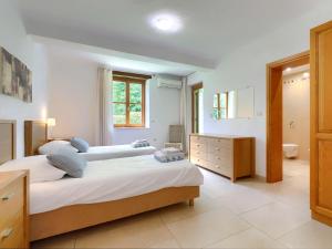 Posteľ alebo postele v izbe v ubytovaní Villa Remington by Interhome