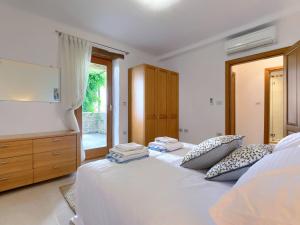 Posteľ alebo postele v izbe v ubytovaní Villa Remington by Interhome