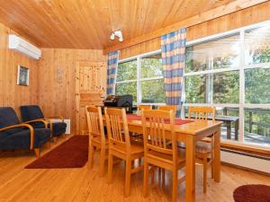 ein Esszimmer mit Tisch und Stühlen in der Unterkunft Holiday Home Valkeisrinne 1h by Interhome in Ruka