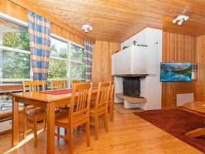 ein Esszimmer mit Tisch und Kamin in der Unterkunft Holiday Home Valkeisrinne 1h by Interhome in Ruka
