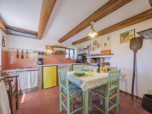 MommioにあるHoliday Home Il Mandarino by Interhomeのキッチン(テーブル、椅子付)、キッチン(黄色の電化製品付)