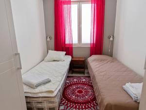 - 2 lits dans une chambre avec des rideaux roses et une fenêtre dans l'établissement Holiday Home Yllästar 3 as 506 by Interhome, à Äkäslompolo