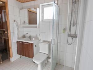 アカスロンポロにあるHoliday Home Yllästar 3 as 517 by Interhomeのバスルーム(トイレ、洗面台、シャワー付)