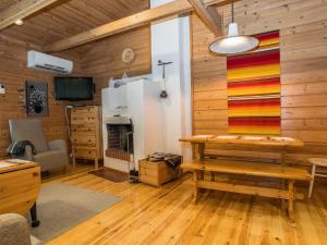 sala de estar con banco y chimenea en Holiday Home Piilola nr 2 by Interhome, en Ruka