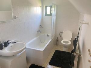 Kúpeľňa v ubytovaní Holiday Home Holiday Hill 42 by Interhome