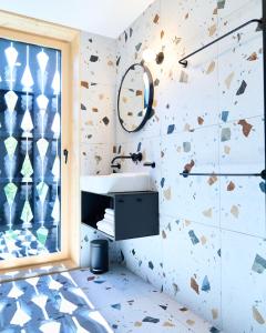 uma casa de banho com um lavatório e uma janela em KOKON Apartments em Leutasch