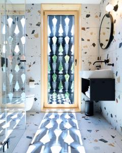 baño con ventana y lavabo en KOKON Apartments, en Leutasch