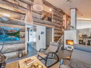 - un salon avec un mur en bois dans l'établissement Holiday Home Villa rytilampi b by Interhome, à Ruka