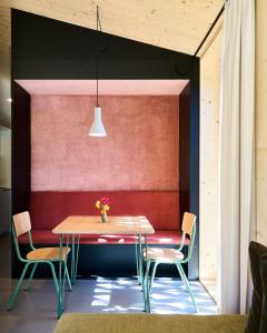 uma sala de jantar com mesa e cadeiras em KOKON Apartments em Leutasch