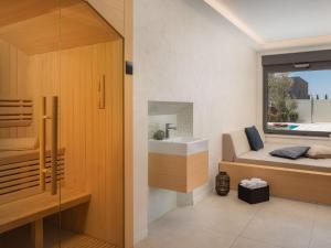 baño con lavabo y cama con ventana en Villa Old Olive VIII by Interhome, en Vodnjan