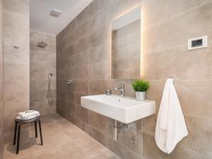 Kúpeľňa v ubytovaní Villa Old Olive VIII by Interhome