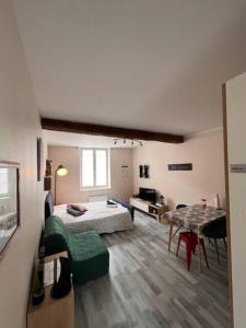 una camera con un letto e un tavolo di Sleep'in Orléans centre-studio confortable et cosy a Orléans