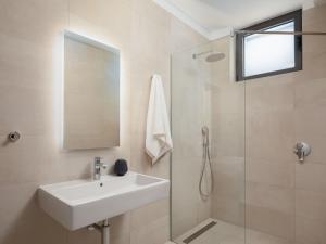 Kúpeľňa v ubytovaní Villa Old Olive VIII by Interhome