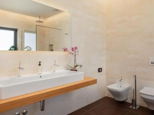 Kúpeľňa v ubytovaní Villa Old Olive VIII by Interhome