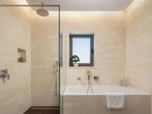 Kúpeľňa v ubytovaní Villa Old Olive VIII by Interhome