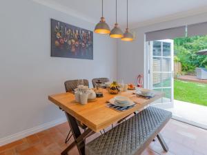 een eetkamer met een houten tafel en stoelen bij Holiday Home Sea Echo by Interhome in St Austell