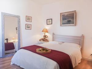 een slaapkamer met een bed en een dienblad bij Apartment Stella Marine-2 by Interhome in Carnac